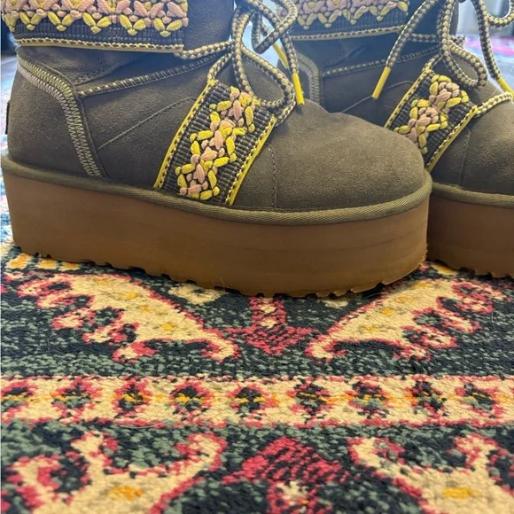 Uggs Green Platform Braided Mini Boots ✨ - Picture 4 of 5